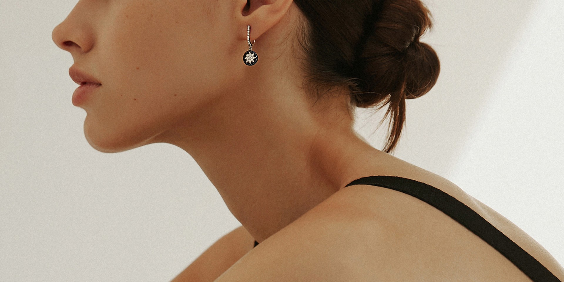 Phong Cách Của Bạn Với Trang Sức Vừa Tinh Nghịch Vừa Thanh Lịch.
Hoa tai sang trọng dành cho các bữa tiệc, sản phẩm chính hãng...